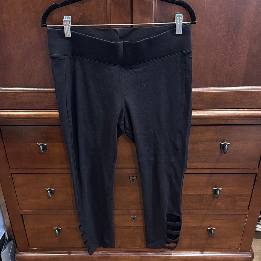 HUE Black Large  Leggings with Cut-Out Detail
